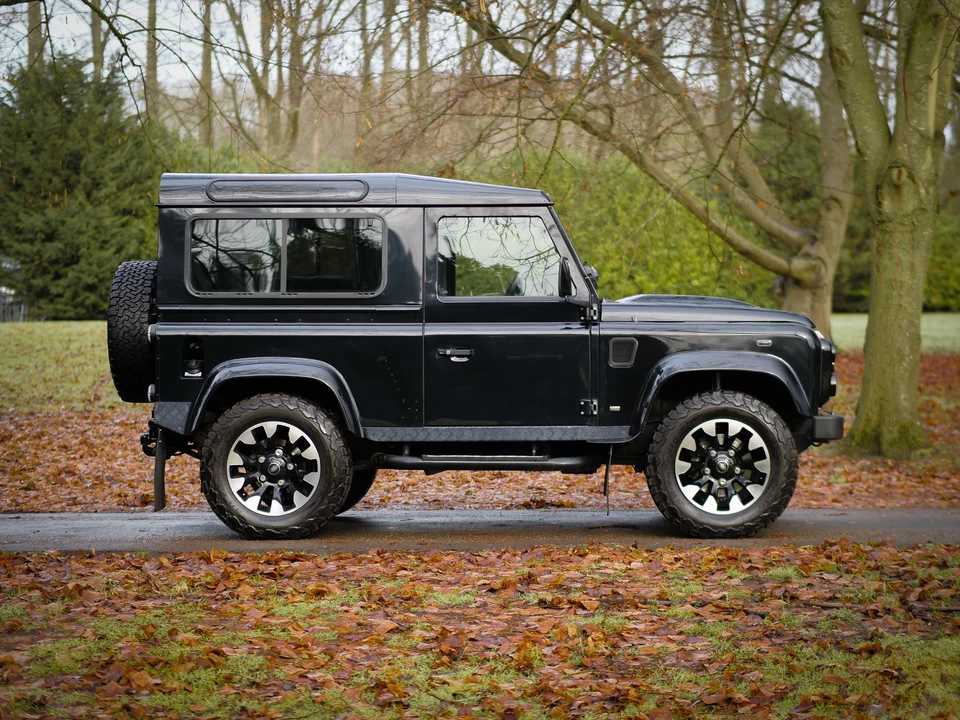 2011 Land Rover Defender 90 - Image 9 of 31