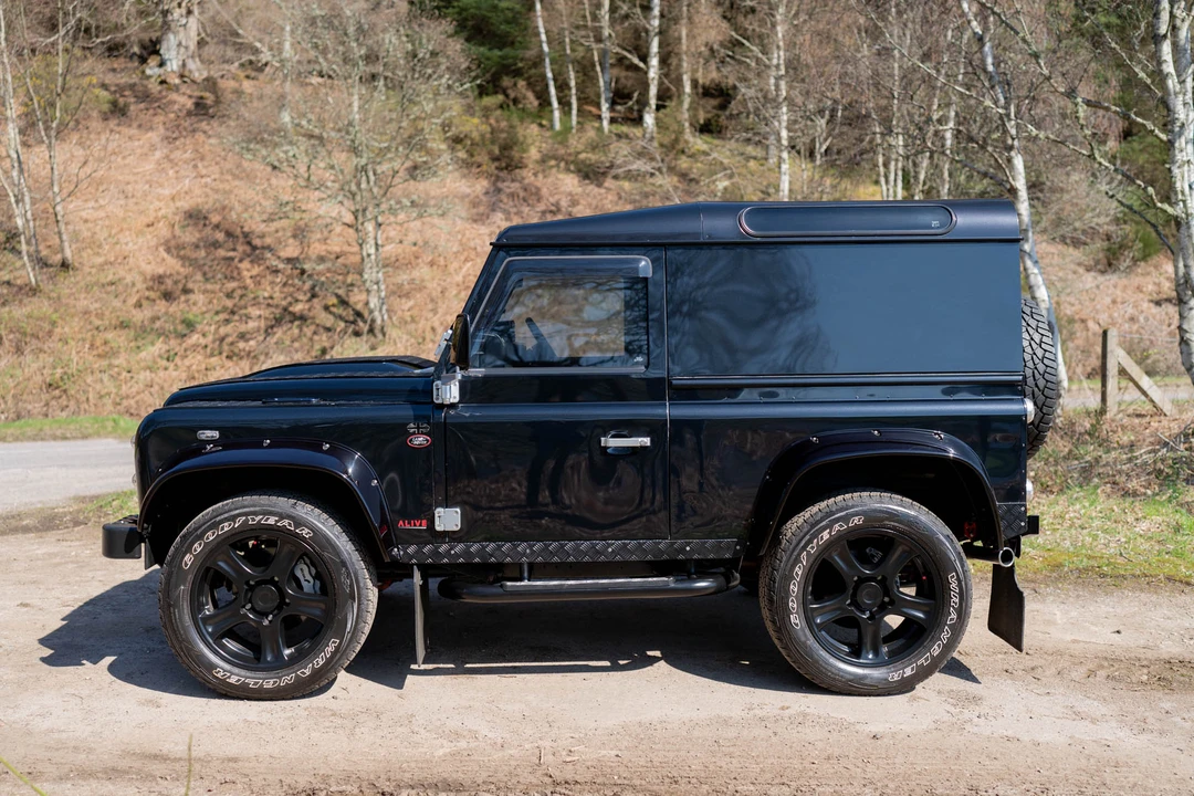 2011 Land Rover Defender 90 - Image 5 of 31