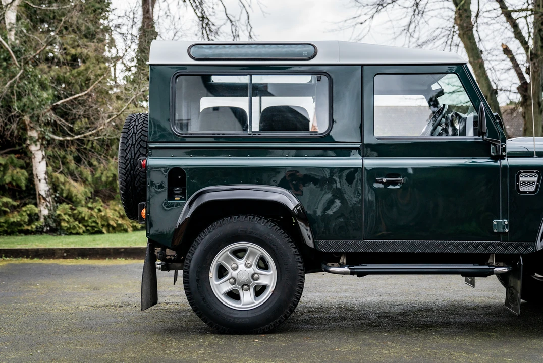 2011 Land Rover Defender 90 - Image 27 of 31