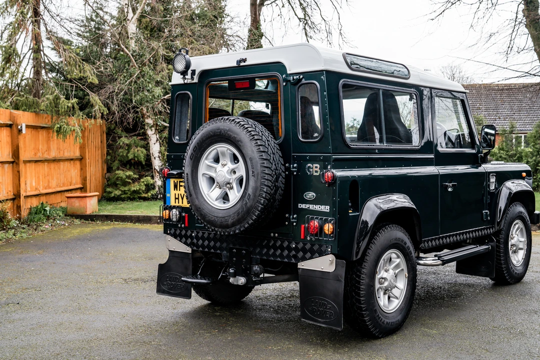 2011 Land Rover Defender 90 - Image 25 of 31