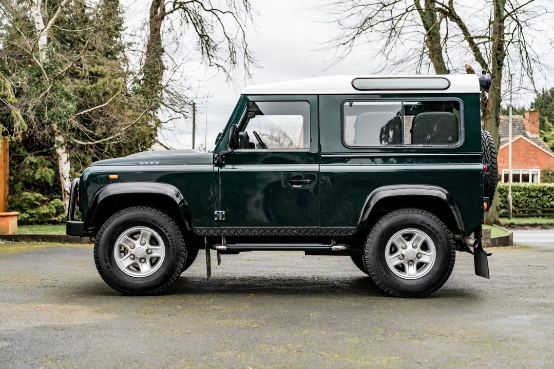 2011 Land Rover Defender 90 - Image 9 of 31