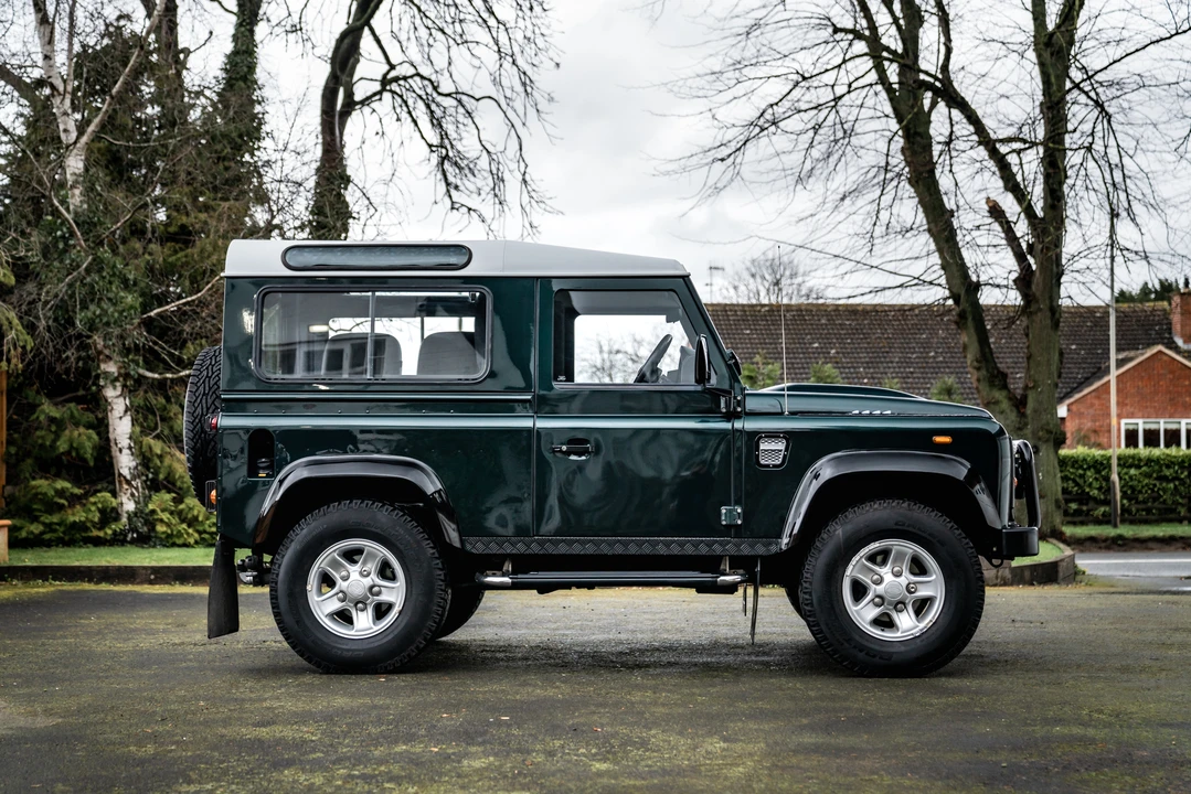 2011 Land Rover Defender 90 - Image 5 of 31