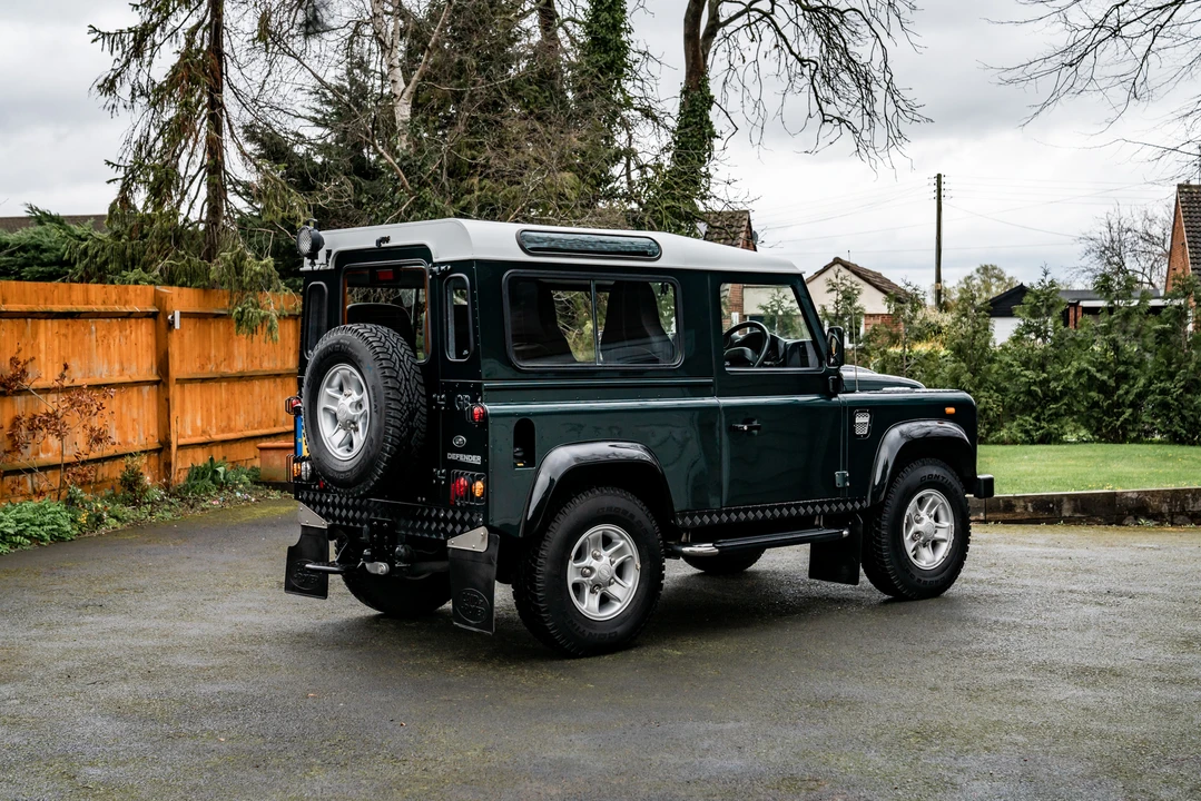 2011 Land Rover Defender 90 - Image 24 of 31