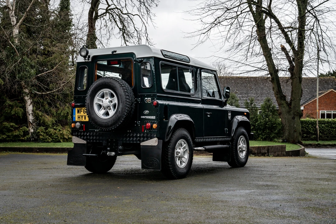2011 Land Rover Defender 90 - Image 6 of 31