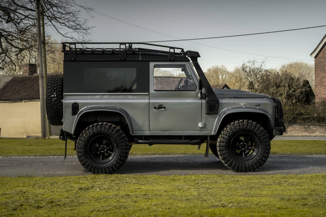 2011 Land Rover Defender 90 - Image 5 of 31