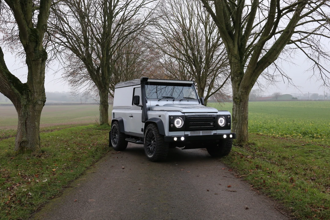 2011 Land Rover Defender 90 - Image 5 of 31