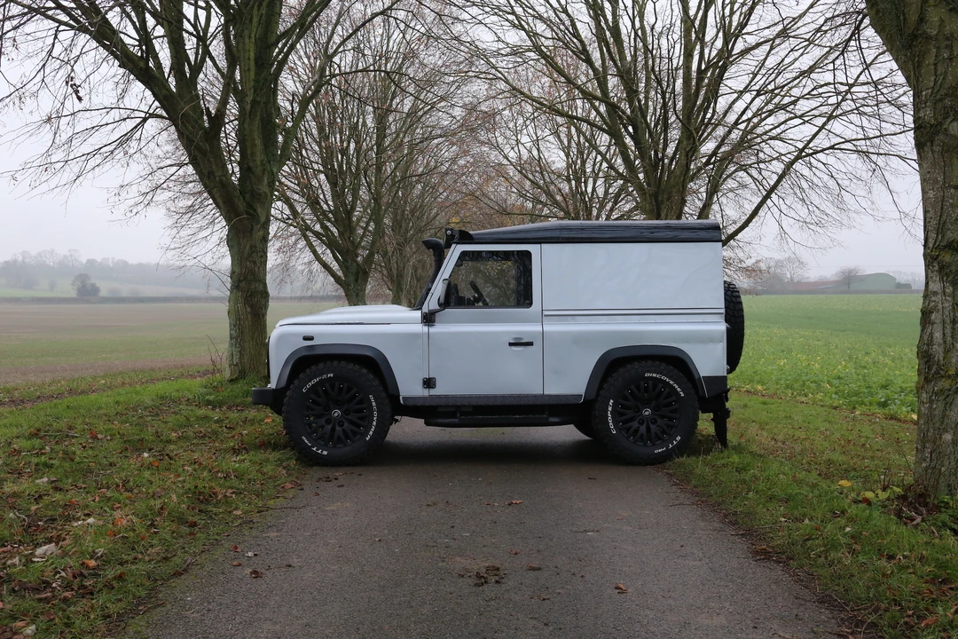 2011 Land Rover Defender 90 - Image 9 of 31