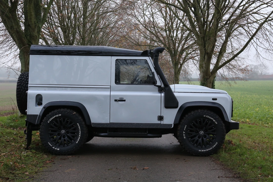 2011 Land Rover Defender 90 - Image 11 of 31