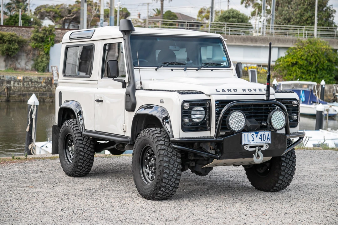 2011 Land Rover Defender 90 - Image 5 of 31