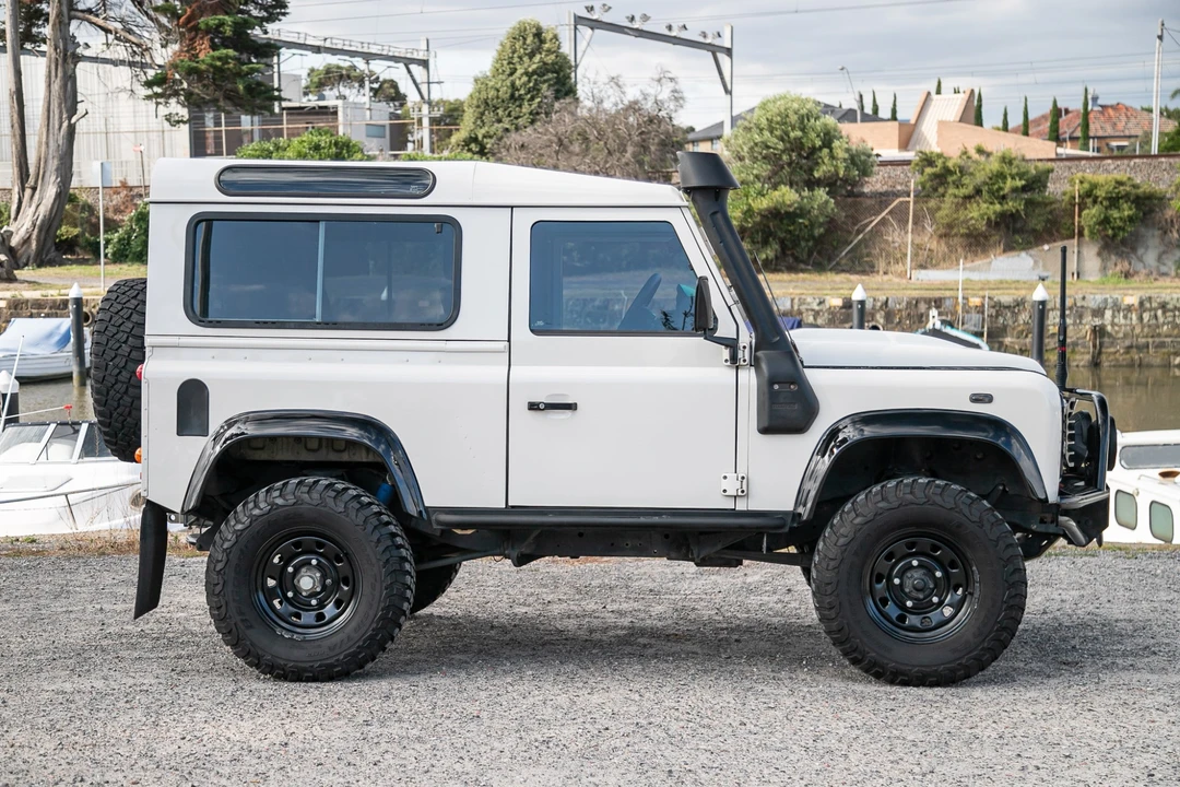 2011 Land Rover Defender 90 - Image 6 of 31