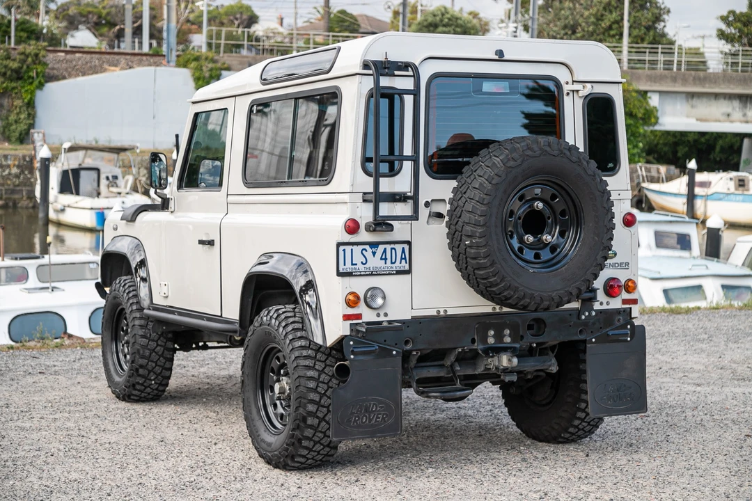 2011 Land Rover Defender 90 - Image 9 of 31