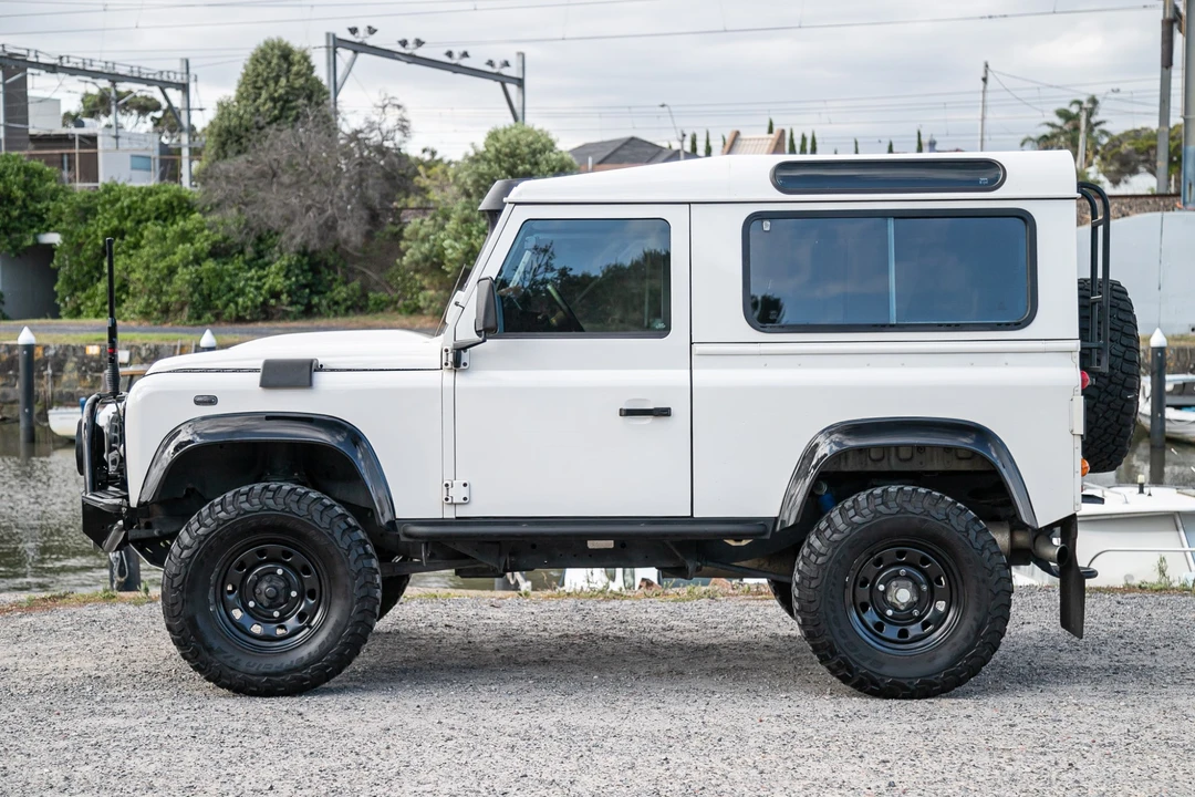 2011 Land Rover Defender 90 - Image 10 of 31