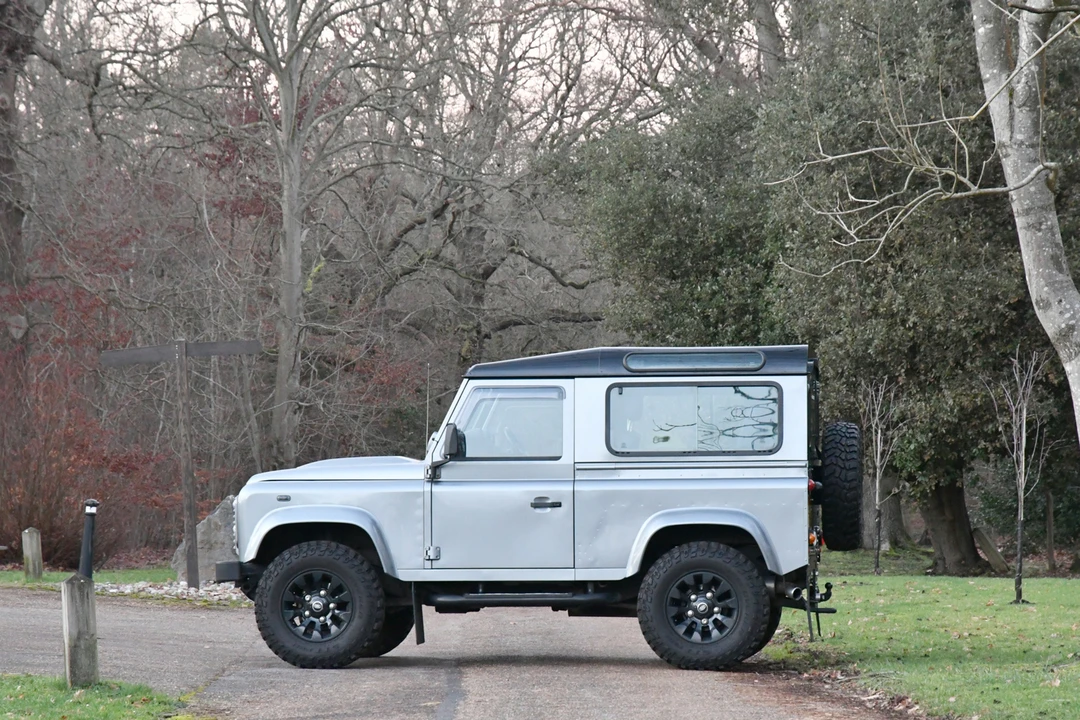 2011 Land Rover Defender 90 - Image 9 of 21