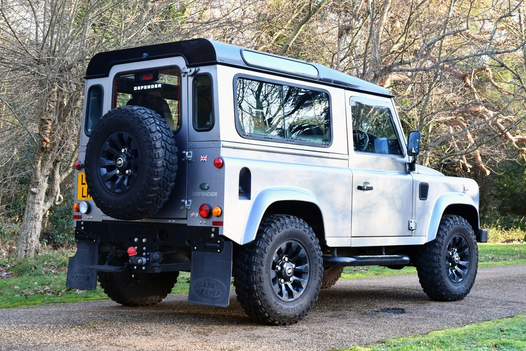 2011 Land Rover Defender 90 - Image 6 of 21