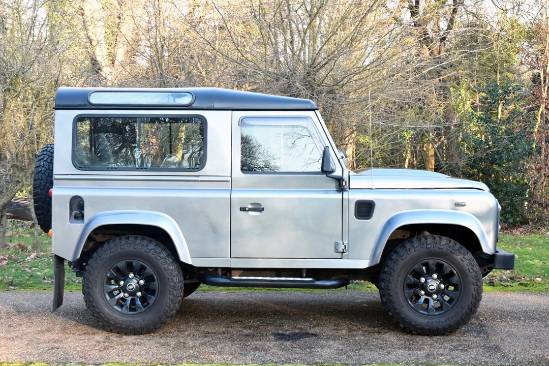 2011 Land Rover Defender 90 - Image 5 of 21
