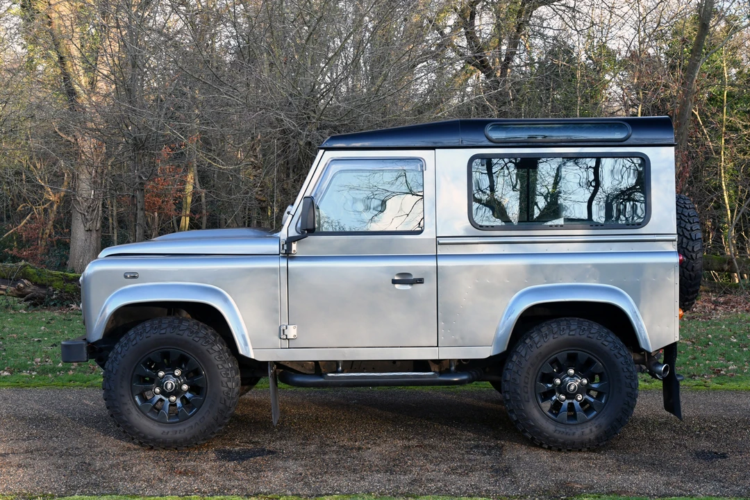 2011 Land Rover Defender 90 - Image 13 of 21