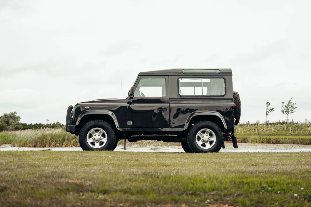 2011 Land Rover Defender 90 - Image 17 of 31