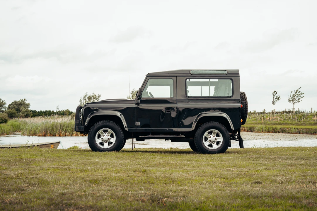 2011 Land Rover Defender 90 - Image 9 of 31