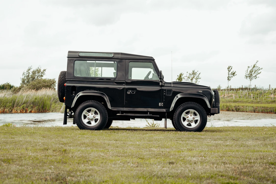 2011 Land Rover Defender 90 - Image 5 of 31