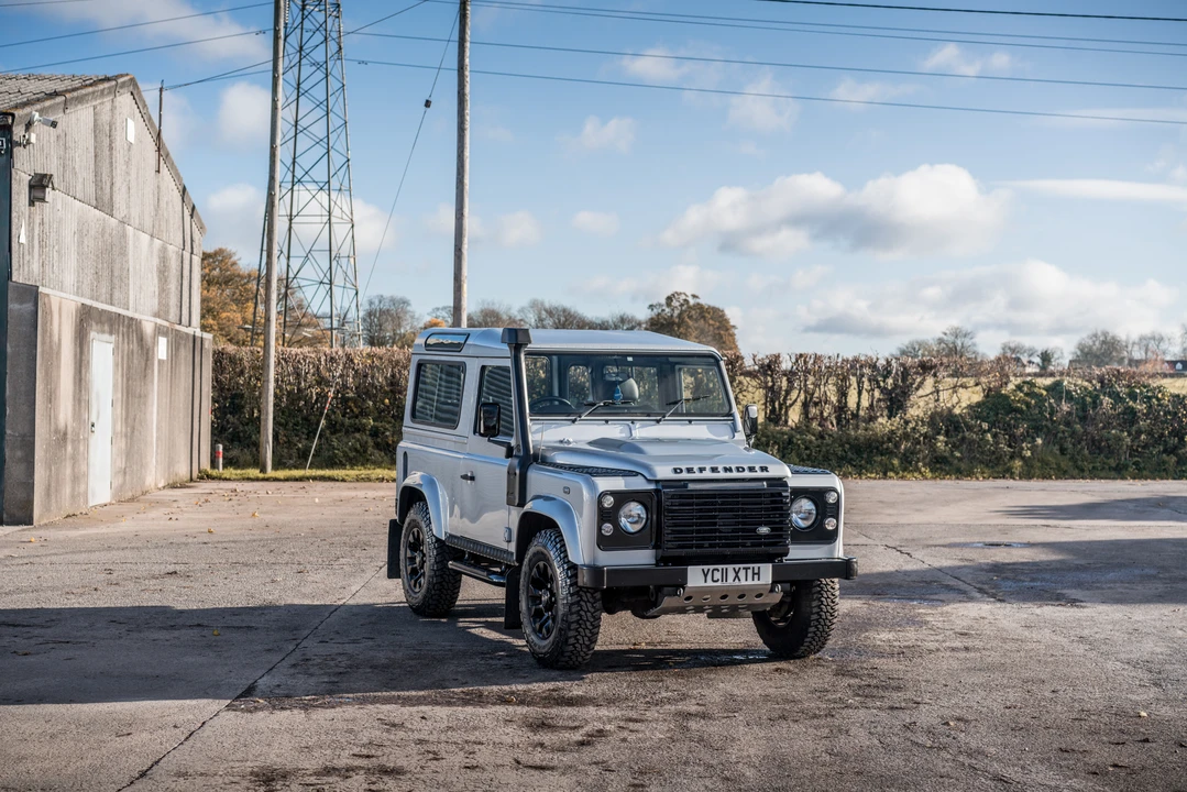 2011 Land Rover Defender 90 - Image 16 of 31