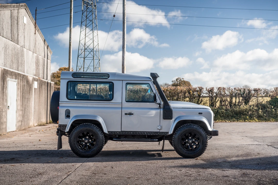 2011 Land Rover Defender 90 - Image 5 of 31