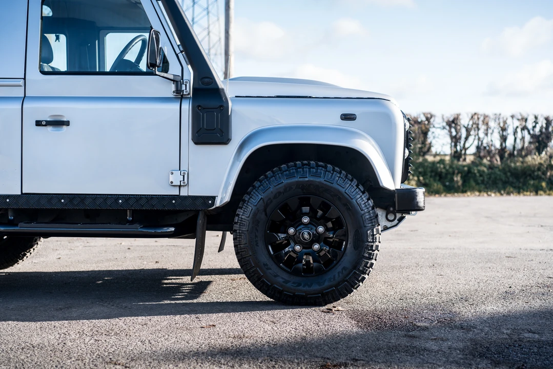 2011 Land Rover Defender 90 - Image 13 of 31