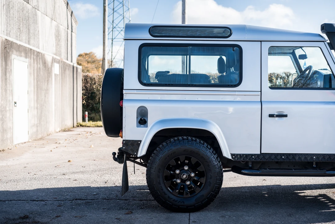 2011 Land Rover Defender 90 - Image 17 of 31