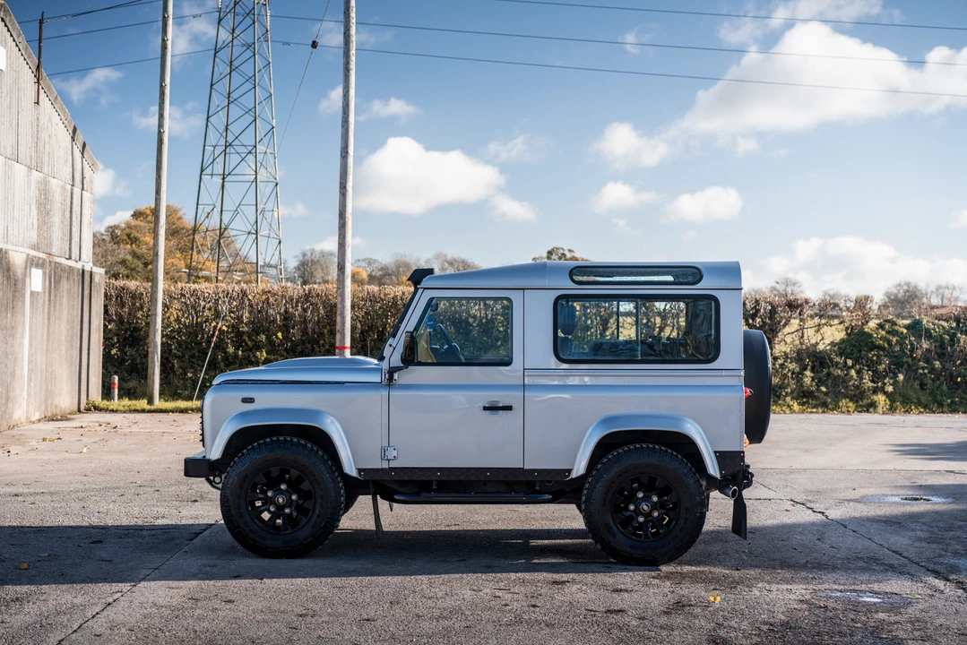 2011 Land Rover Defender 90 - Image 9 of 31