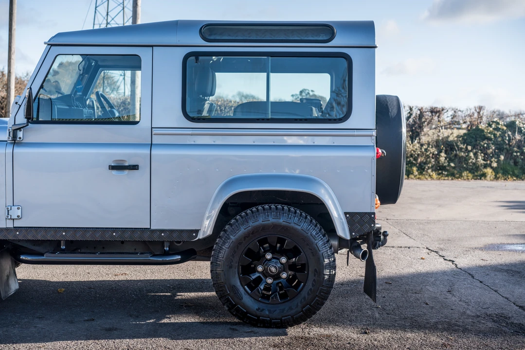 2011 Land Rover Defender 90 - Image 11 of 31