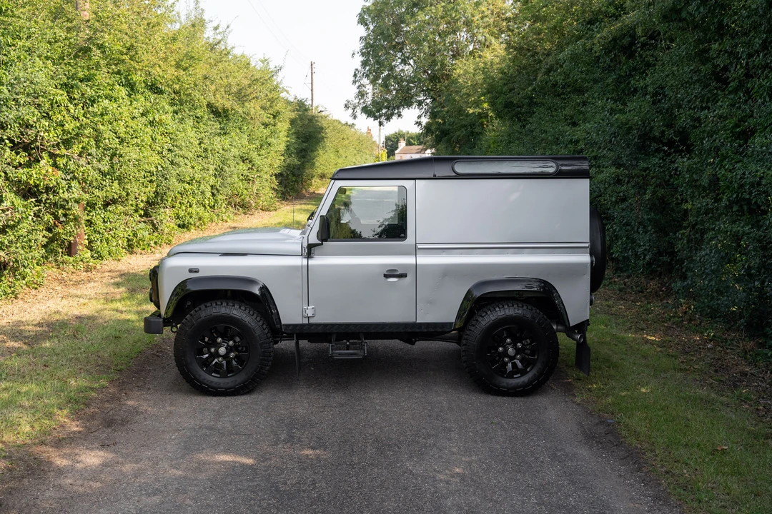 2011 Land Rover Defender 90 - Image 9 of 31