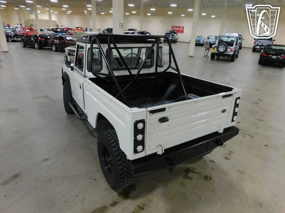 2011 Land Rover Defender - Image 17 of 21