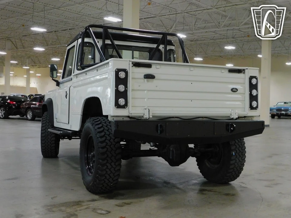 2011 Land Rover Defender - Image 18 of 21