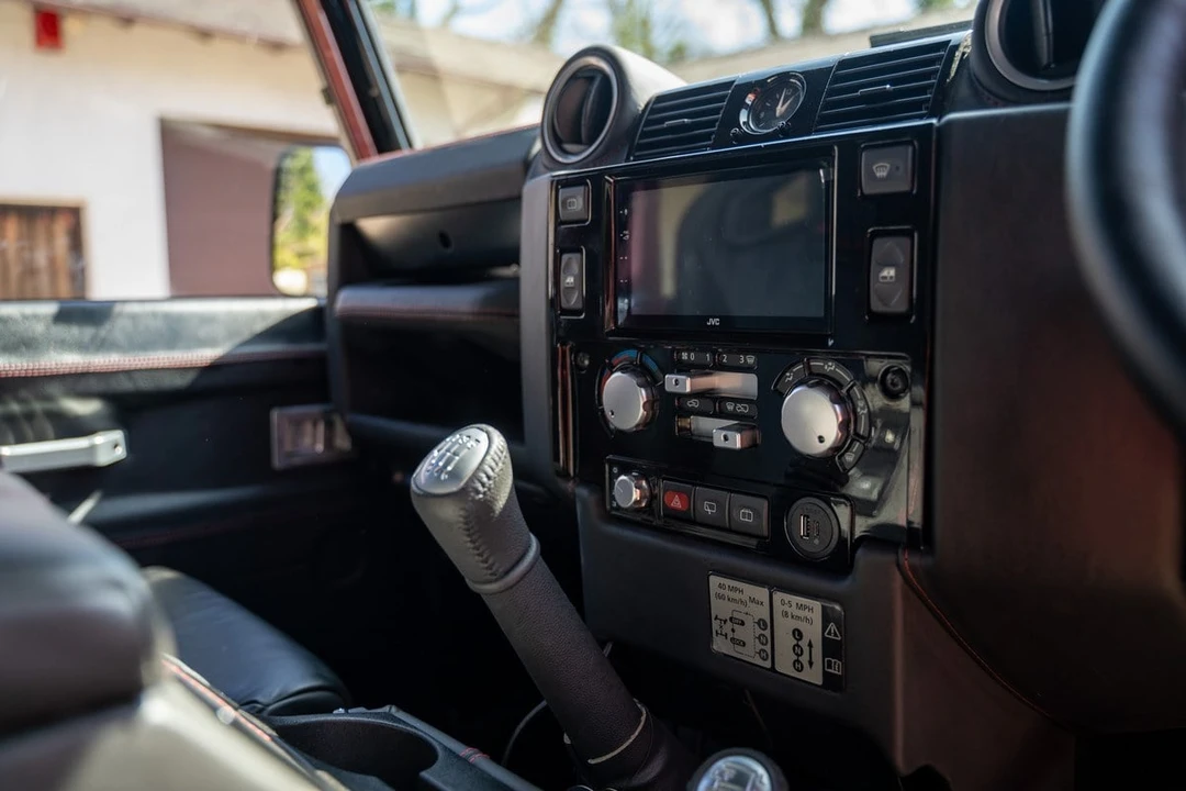 2011 Land Rover Defender - Image 16 of 30