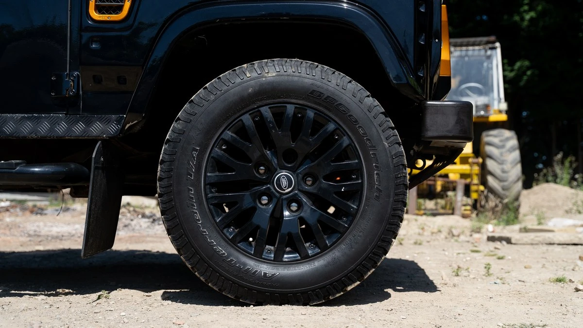 2011 Land Rover Defender 110 - Image 21 of 30