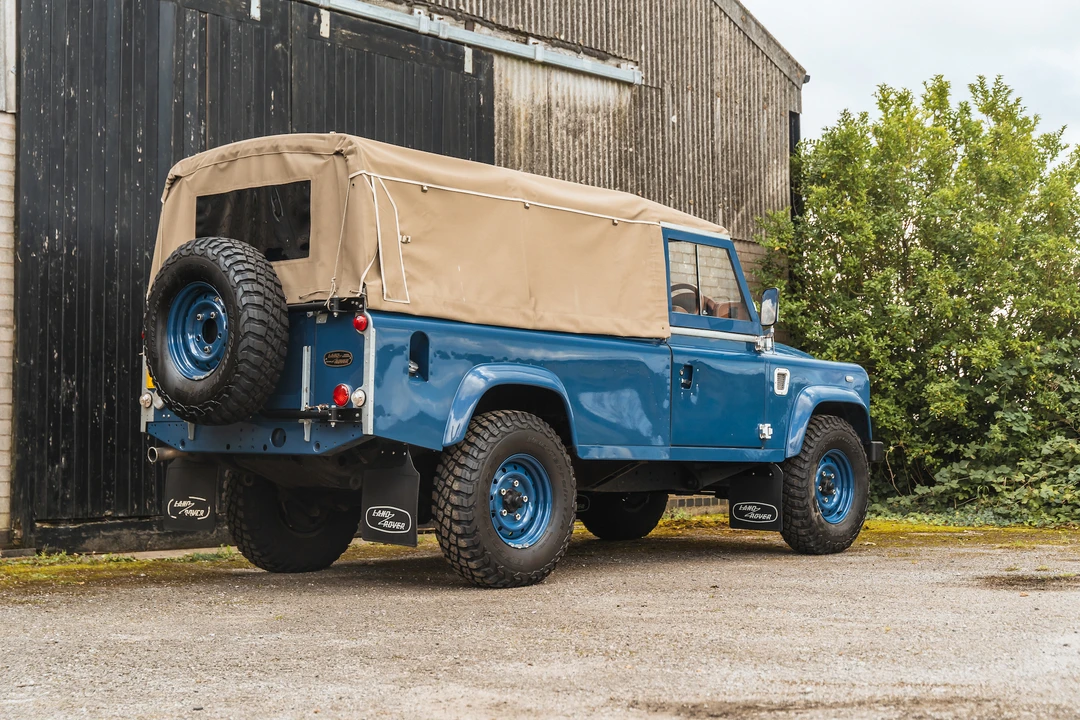 2011 Land Rover Defender 110 - Image 16 of 31