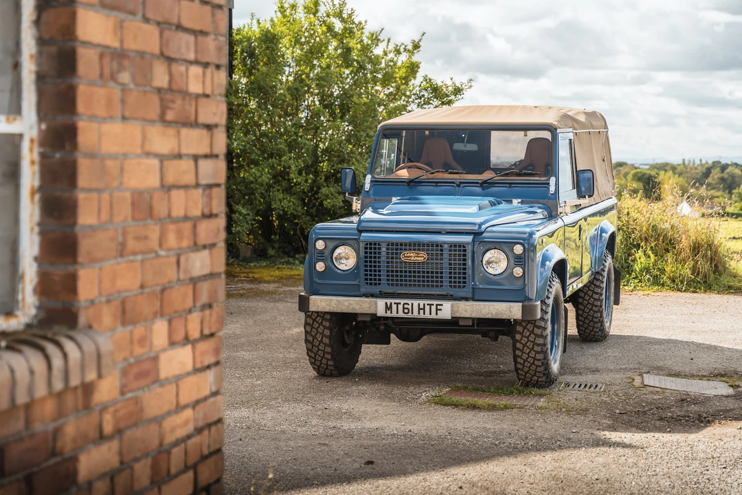 2011 Land Rover Defender 110 - Image 19 of 31