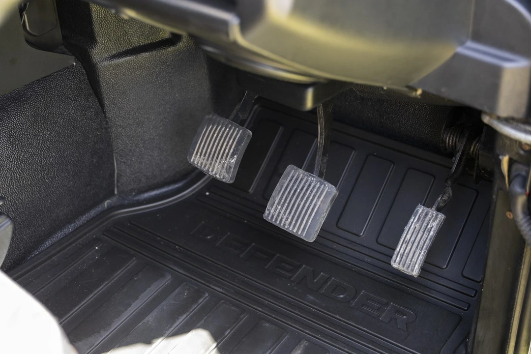 2011 Land Rover Defender 110 - Image 28 of 30