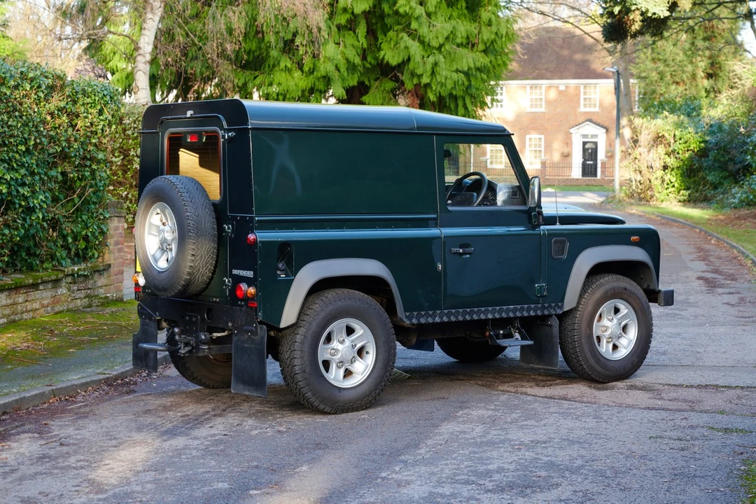 2011 Land Rover Defender 90 - Image 14 of 30