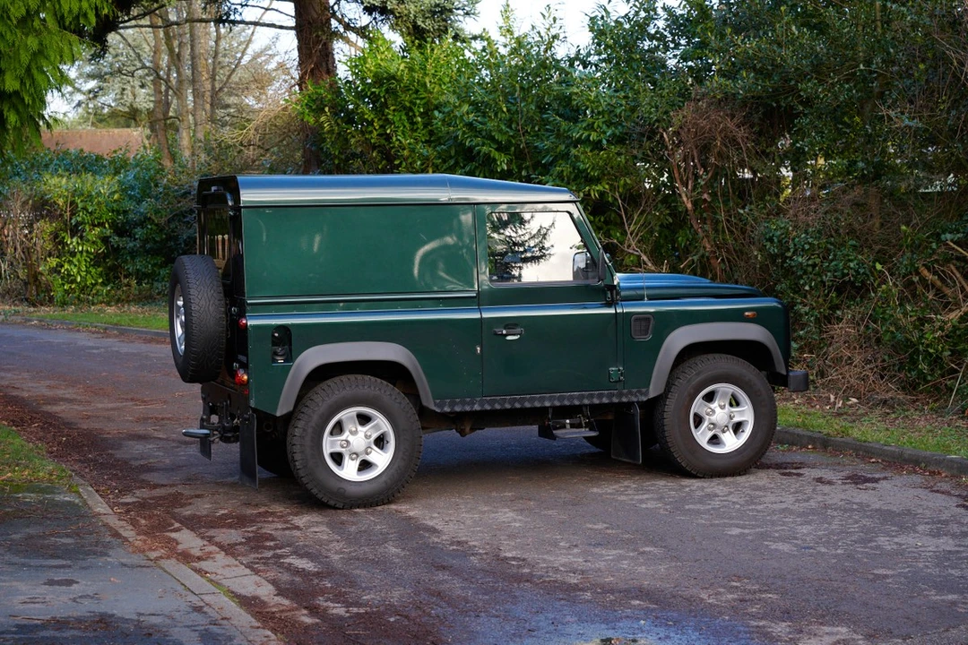 2011 Land Rover Defender 90 - Image 17 of 30