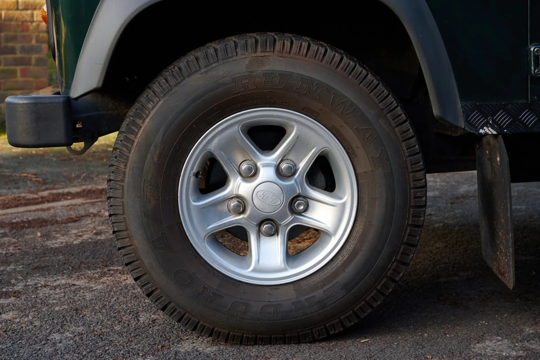 2011 Land Rover Defender 90 - Image 25 of 30