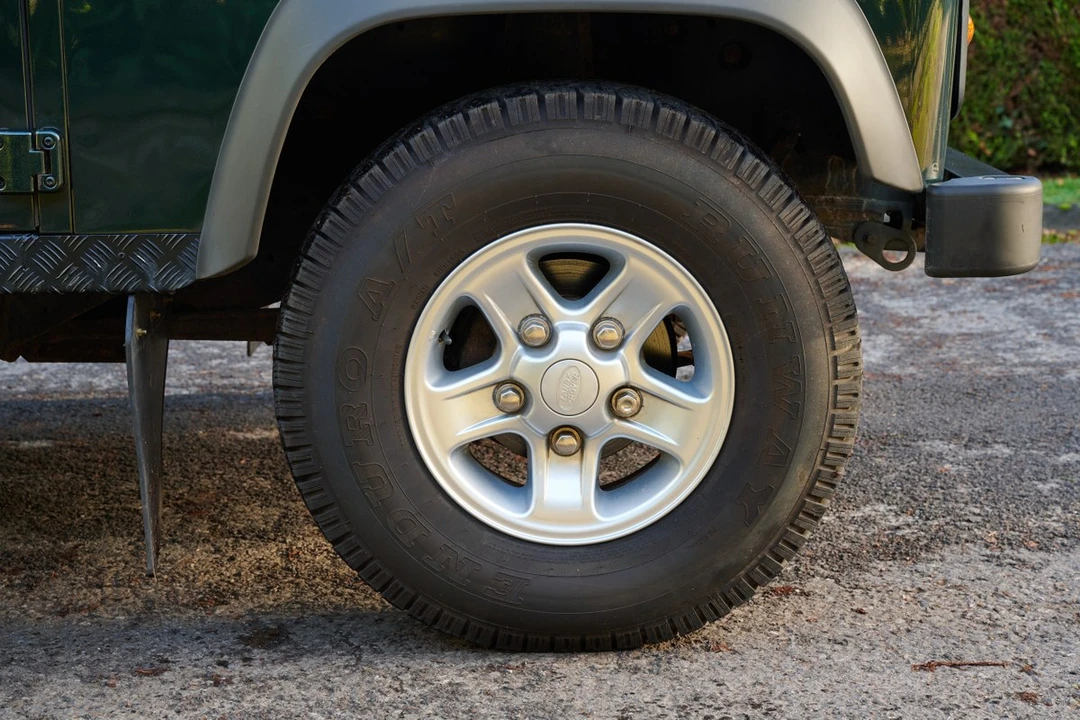 2011 Land Rover Defender 90 - Image 27 of 30