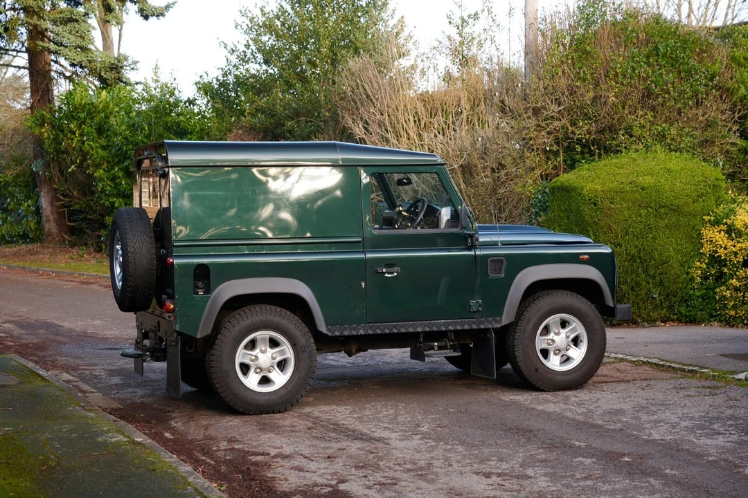 2011 Land Rover Defender 90 - Image 13 of 30