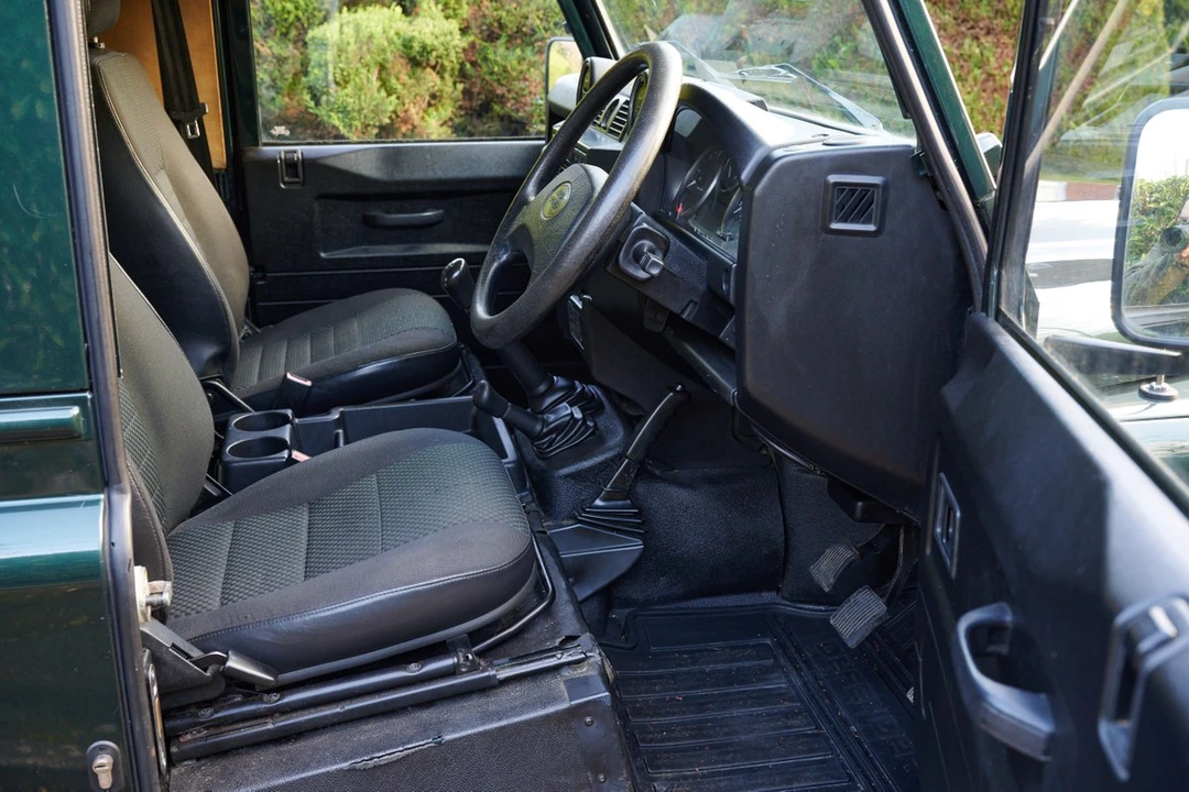 2011 Land Rover Defender 90 - Image 29 of 30