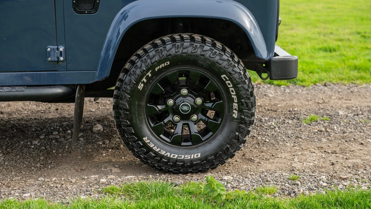 2011 Land Rover Defender 90 - Image 12 of 30
