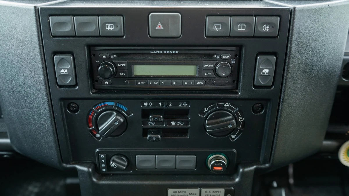 2011 Land Rover Defender 90 - Image 26 of 30