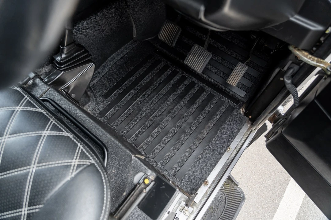2011 Land Rover Defender 90 - Image 29 of 30