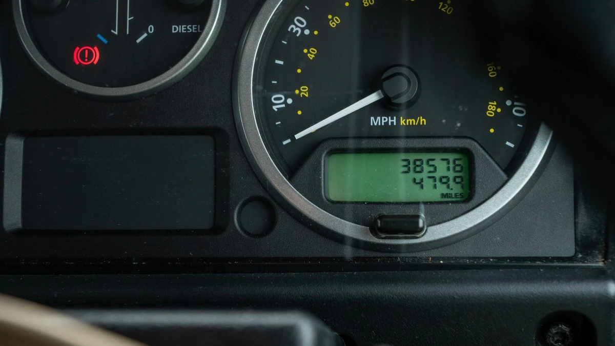2011 Land Rover Defender 90 - Image 18 of 30
