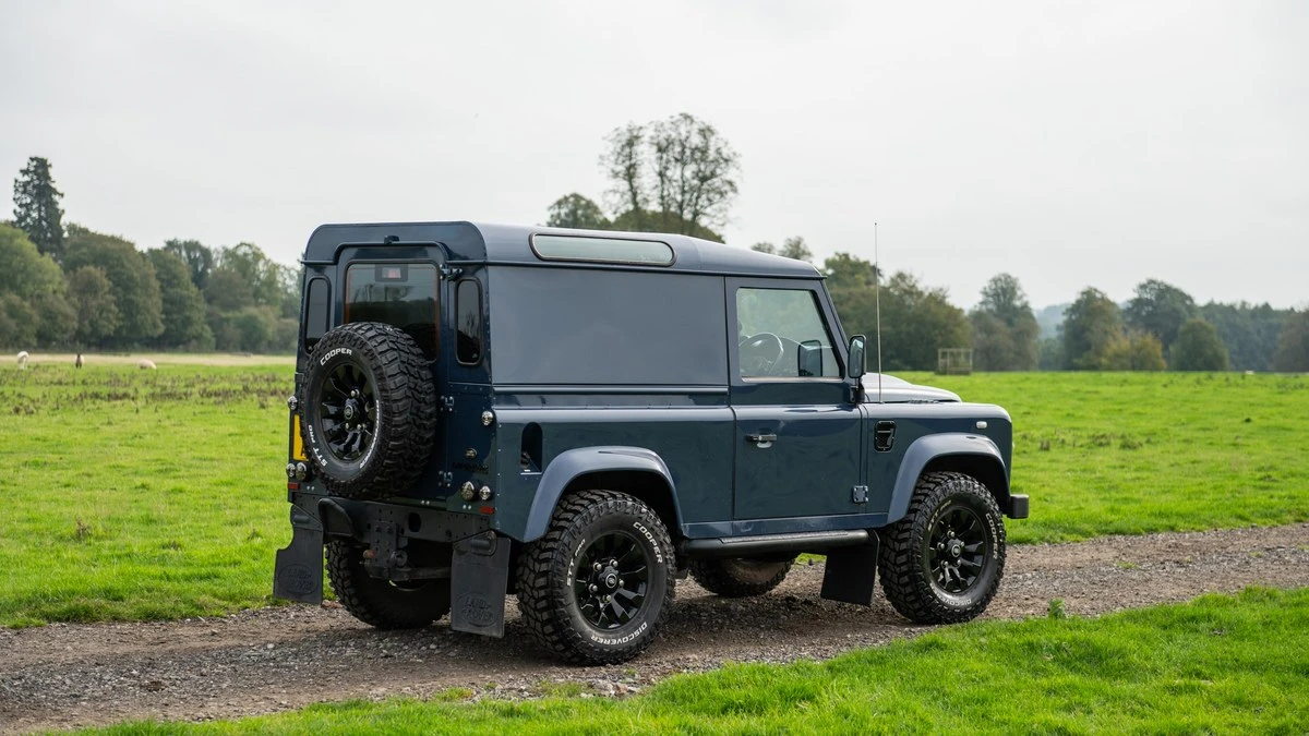 2011 Land Rover Defender 90 - Image 5 of 30