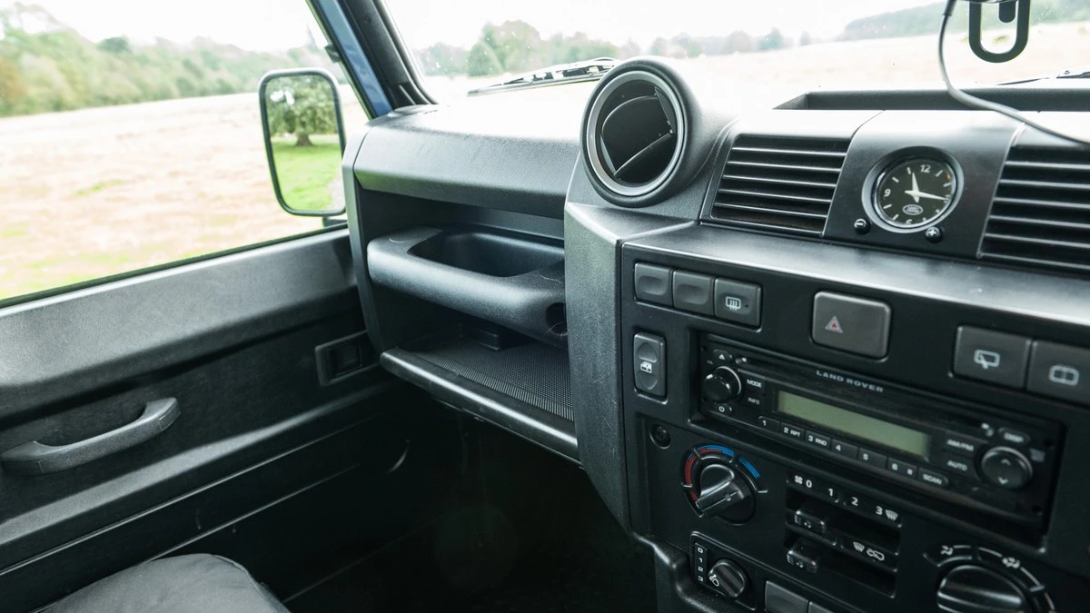2011 Land Rover Defender 90 - Image 23 of 30