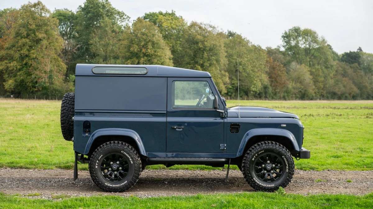 2011 Land Rover Defender 90 - Image 4 of 30